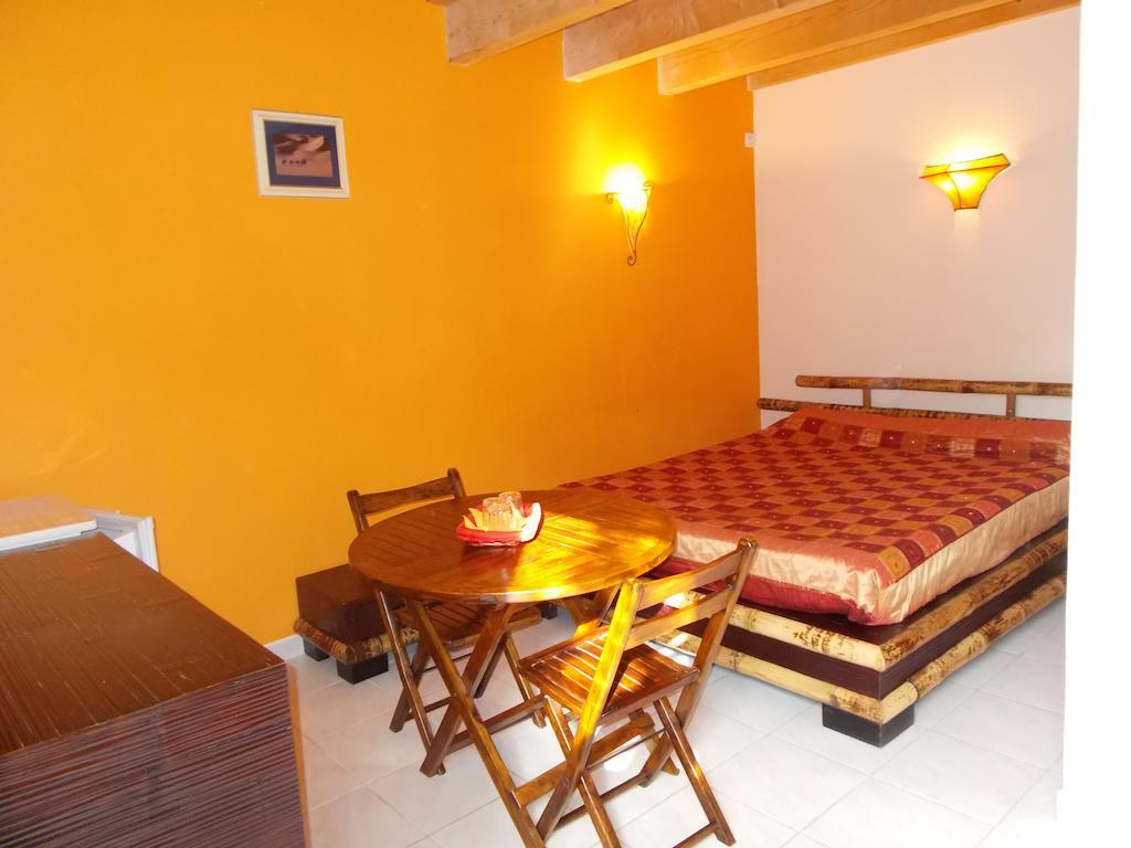 Aux Amandiers Bed & Breakfast