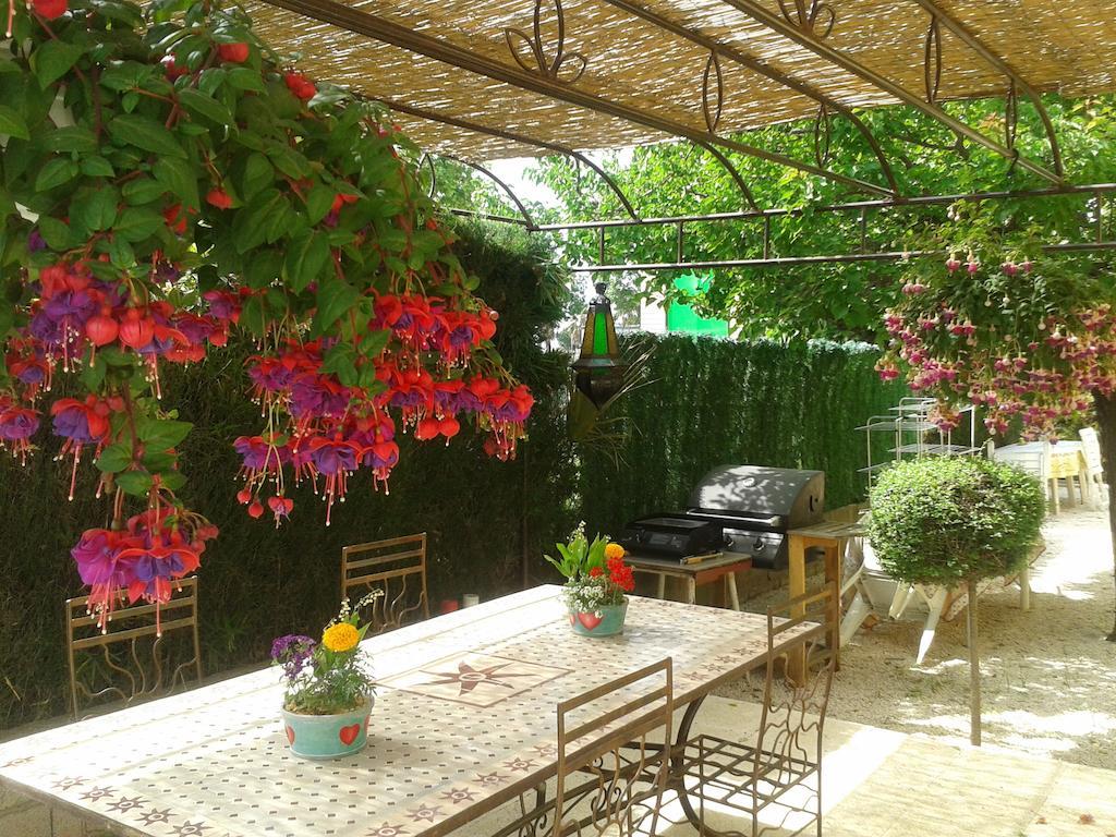 Aux Amandiers Bed & Breakfast 3*